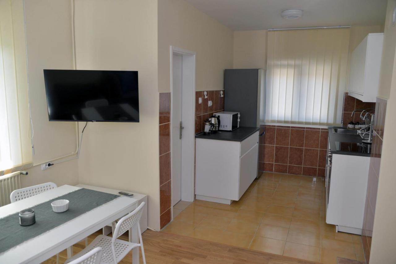 Affordable And Newly Renovated 1-Bedroom Apartment Kraljevo Kültér fotó