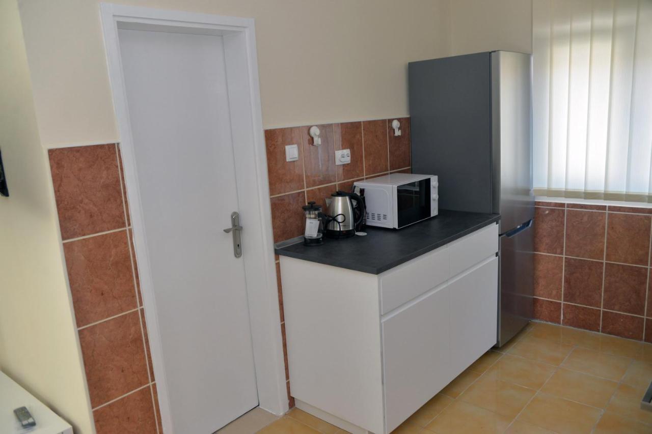 Affordable And Newly Renovated 1-Bedroom Apartment Kraljevo Kültér fotó