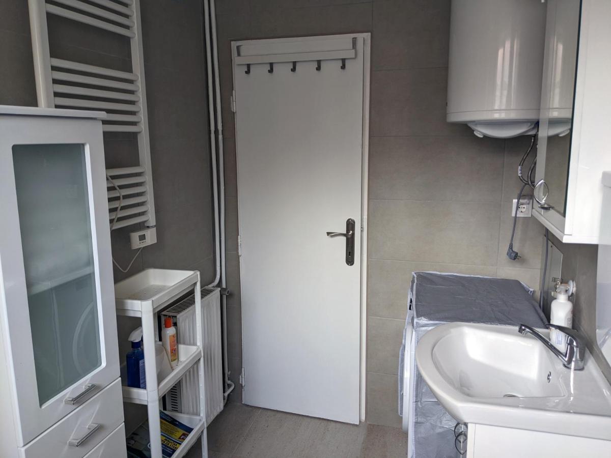 Affordable And Newly Renovated 1-Bedroom Apartment Kraljevo Kültér fotó