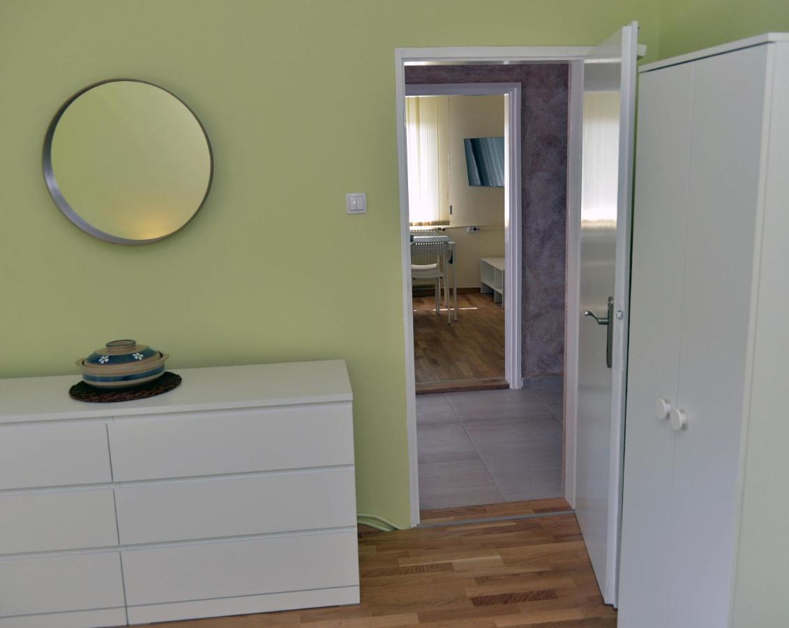 Affordable And Newly Renovated 1-Bedroom Apartment Kraljevo Kültér fotó