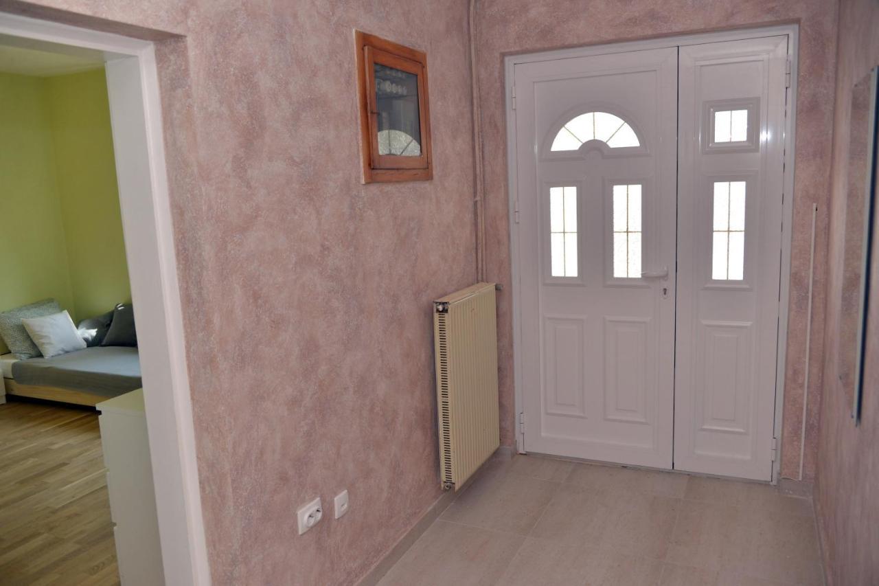 Affordable And Newly Renovated 1-Bedroom Apartment Kraljevo Kültér fotó