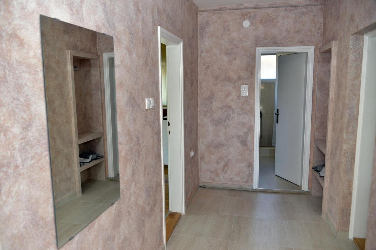 Affordable And Newly Renovated 1-Bedroom Apartment Kraljevo Kültér fotó